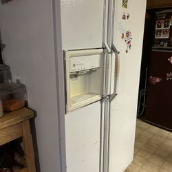 GE Refrigerator And Freezer Side By Side 