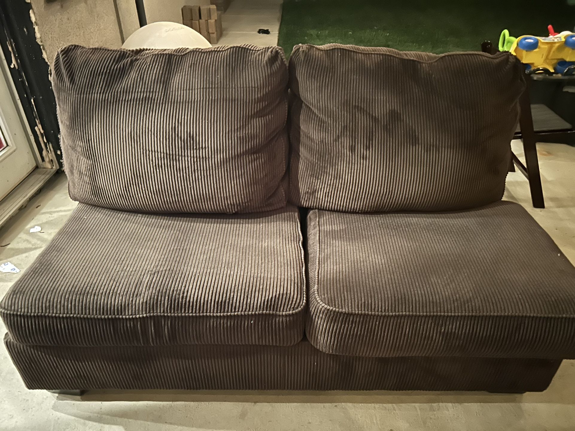 Small Middle Couch (FREE)