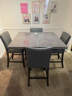 5 Piece Counter Hight Dining Set (Like new)