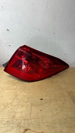 2017 2018 2019 Toyota Corolla passenger side taillight