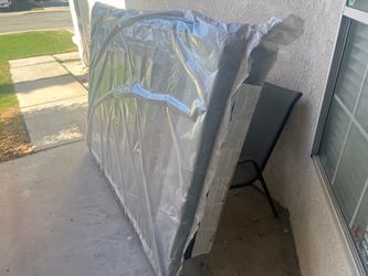 Box frame for full mattress in plastic Costco