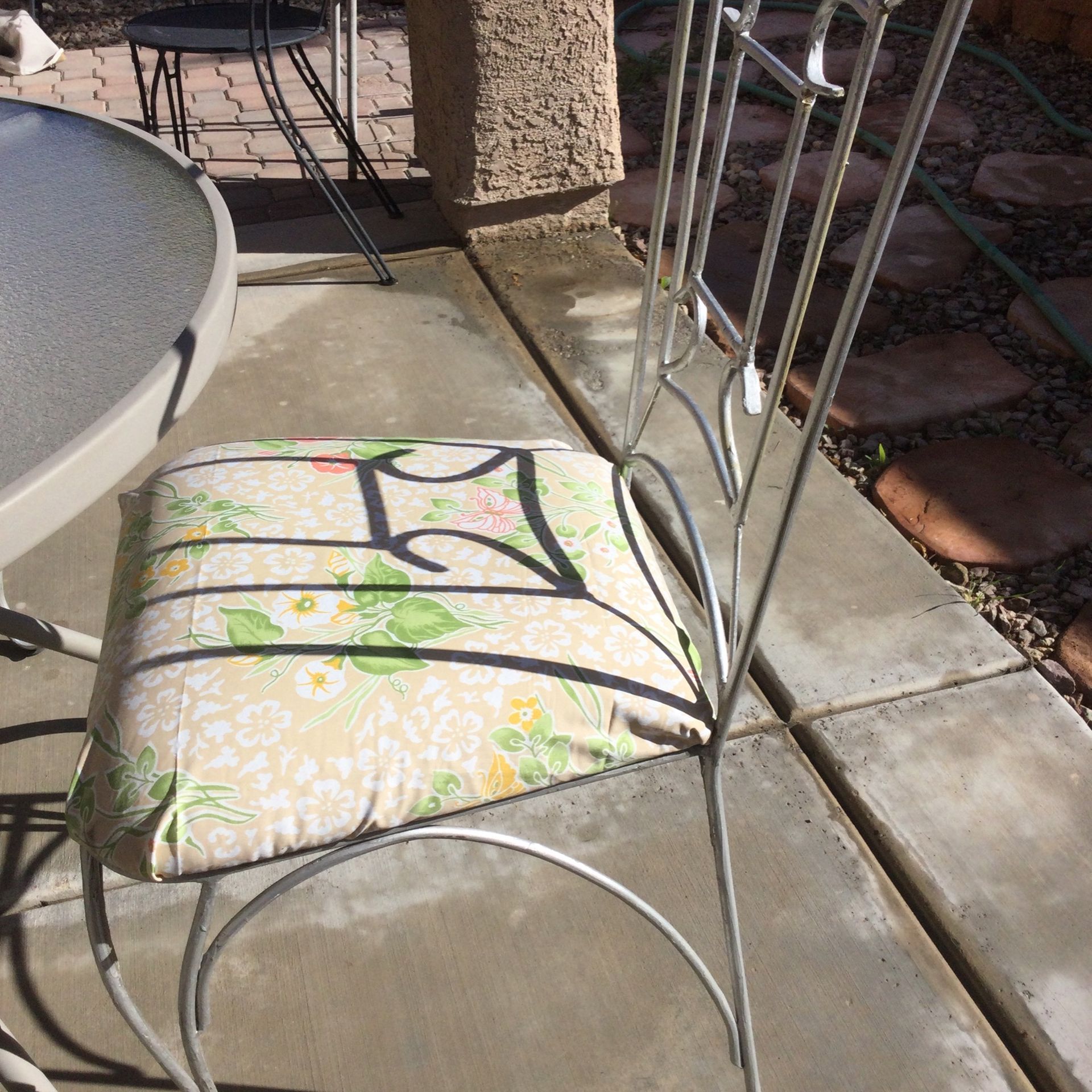 Patio Table 4iron Chairs
