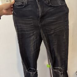 Forever 21 Premium Denim distressed skinny jeans with ripped knees. Made of a stretchable fabric for a comfortable fit. Size 28, perfect for casual ou