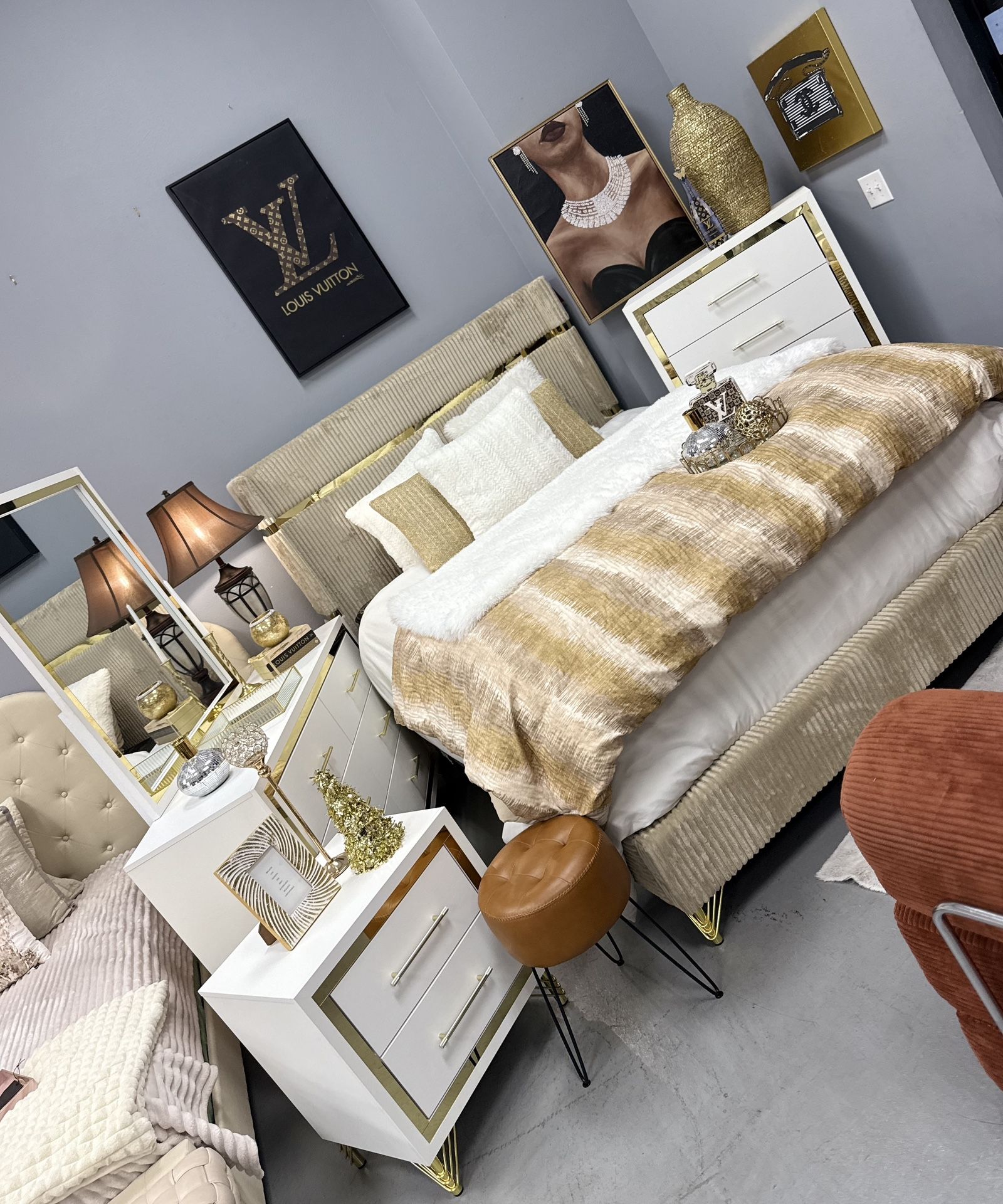 ✨ GOLD / BEIGE 4-PIECE BEDROOM SET – LIKE NEW! ✨ 🛏️ Bed • 🪞 Dresser • 🪑 Mirror • 🛋️ Nightstand
