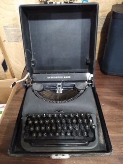 VINTAGE REMINGTON RAND TYPEWRITER,!!