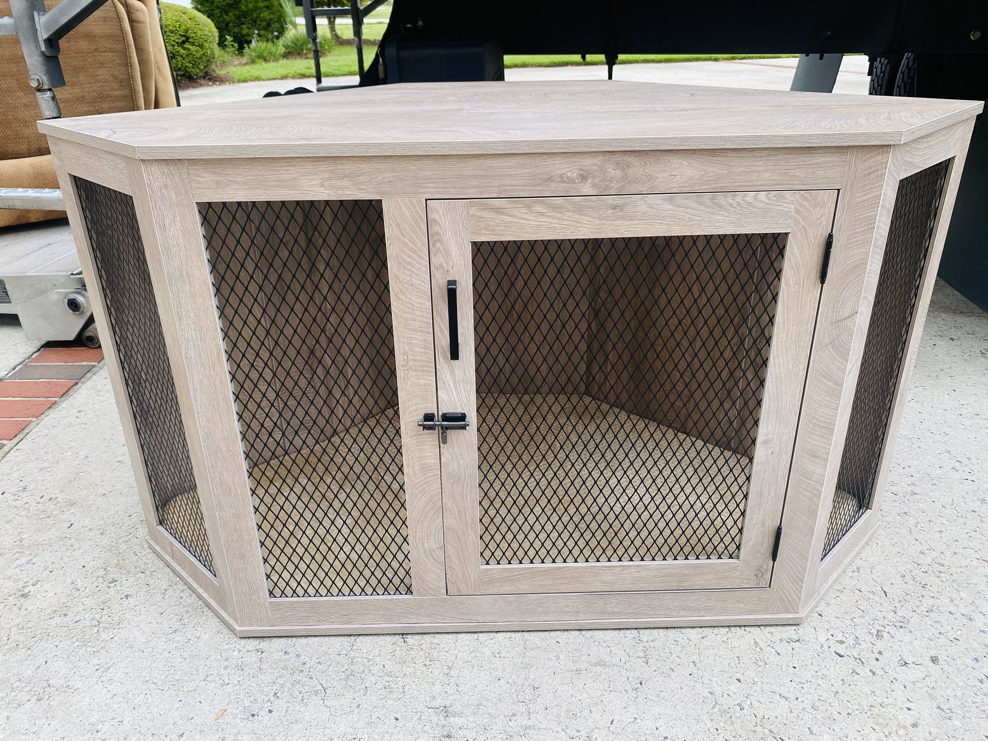 Unipaws Corner “Furniture Style” Dog House For Small or Medium Dogs! (Mint Condition!)