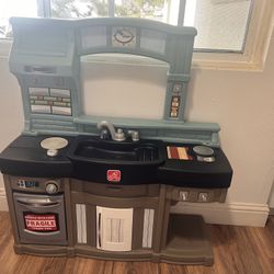 Step2 Best Chefs Kids Kitchen Playset, Indoor/Outdoor Kitchenette, Interactive Play with Lights and Sounds, Made of Durable Plastic,