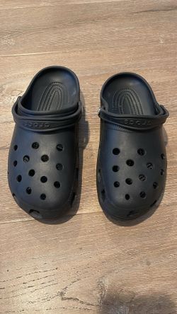 Black crocs (M12)