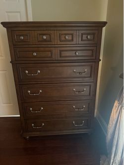 American Signature 6 drawer chest of drawers in excellent like new condition