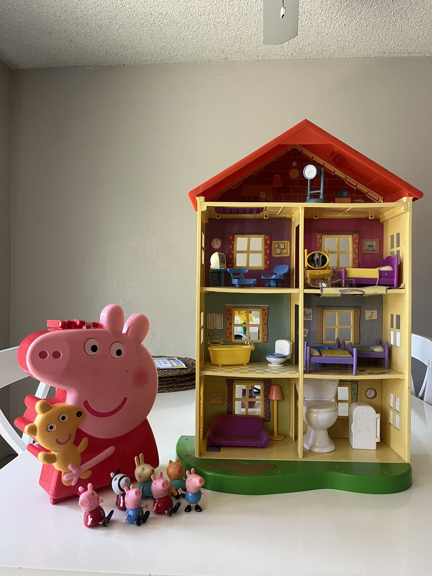 Peppa Pig Doll House With Characters Included