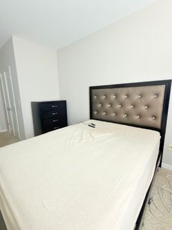 Modern Black Queen Bedroom Set – 4 Pieces – Excellent Condition
