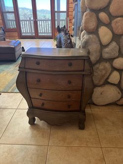 Bombay chest