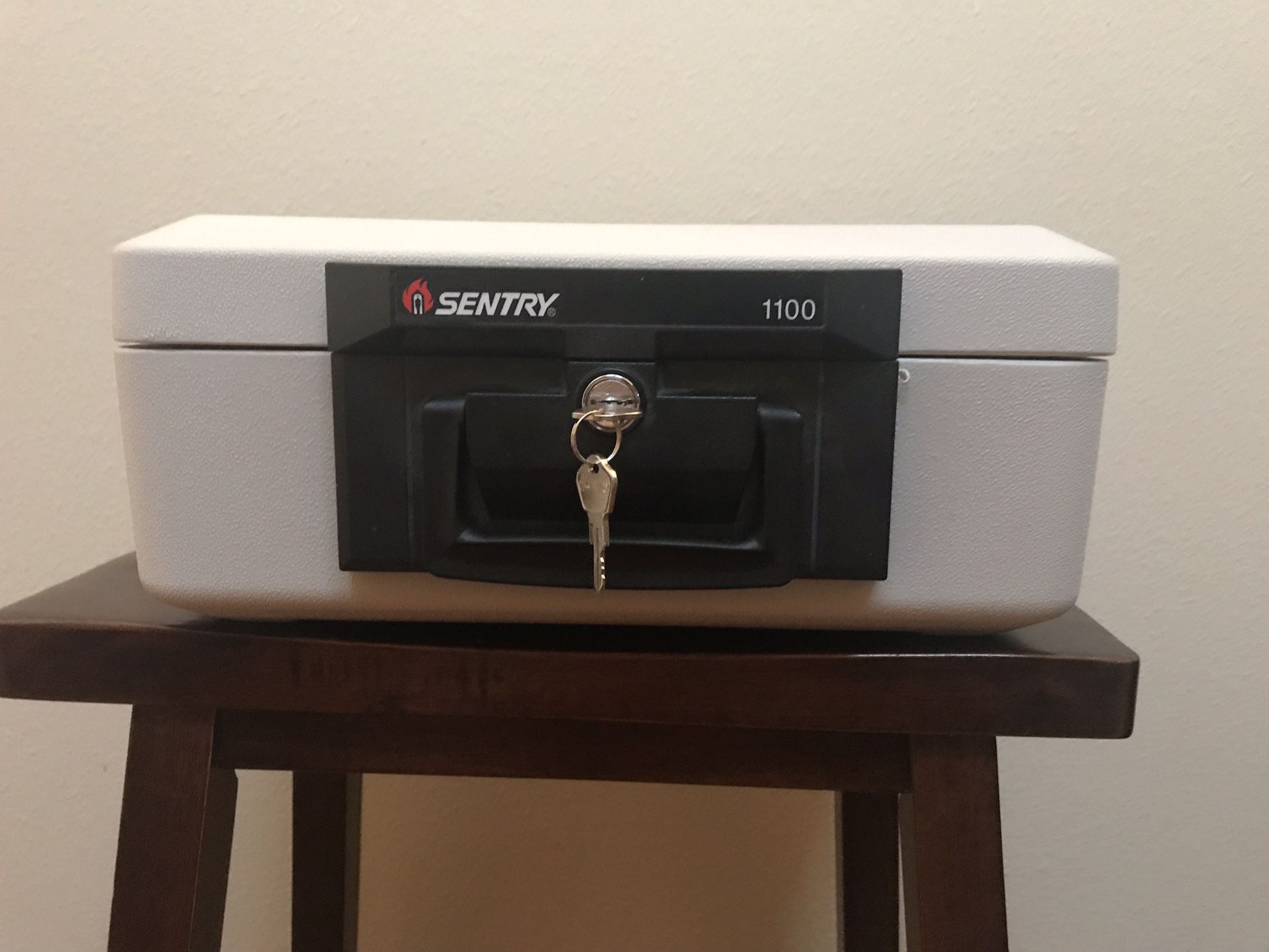 Sentry 1000 Lock Box Safe Portable w/ Key $15