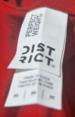 (BB - 9)  DISTRICT WOMEN'S V-NECK T-SHIRT RED SIZE MEDIUM 