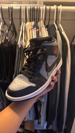 Air Jordan 1s men’s size 8 ( price negotiable)
