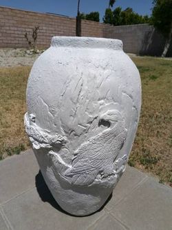 Vintage 27inch floor vase plaster of paris with eagles nesting white located in palm springs ca excellent