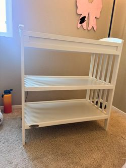 GRACO CHANGING TABLE