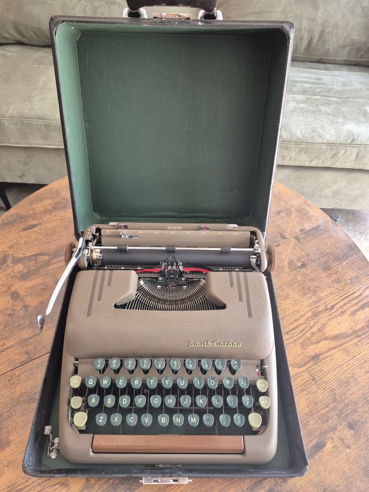 VINTAGE Smith-Corona TYPEWRITER