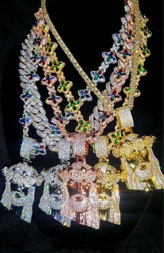 MOISSANITE VVS1 CLOVER CHAIN WITH JESUS PIECES