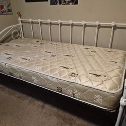 White Metal Day Bed With Mattress