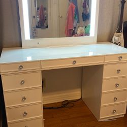 Large Vanity With 3 Light Brighteness Modes 