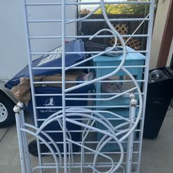 Like New Day Bed Frame