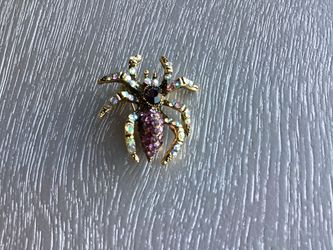 Golden Vintage-Style Gothic Light  Purple Spider Brooch W/ Two Tone Gradient