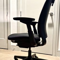 Steelcase Amia + Headrest + Adjustable Arms