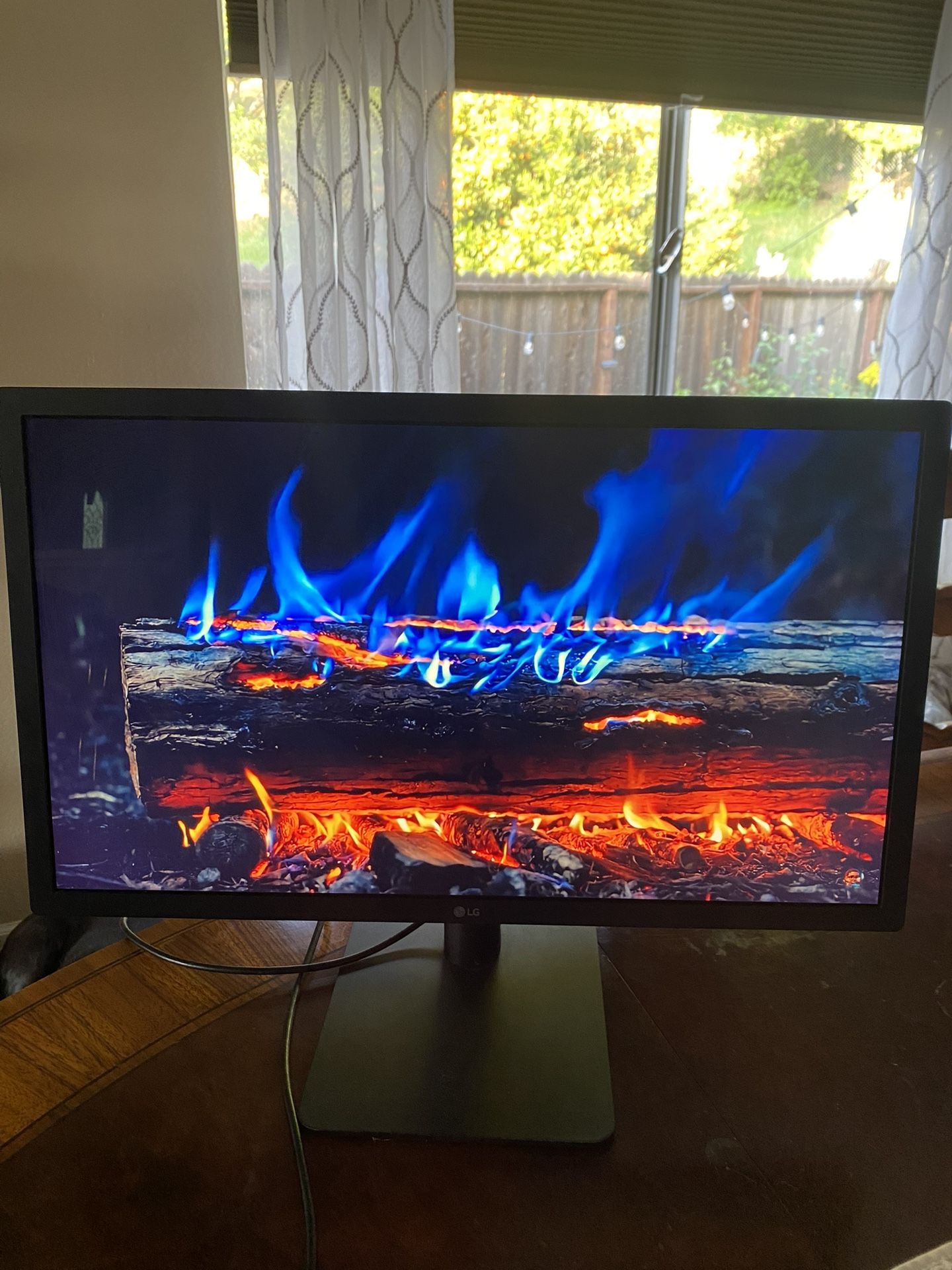 LG Ultrafine 4K Display 21.5” UHD Monitor With Built-In Speakers (Open To Offers!!)