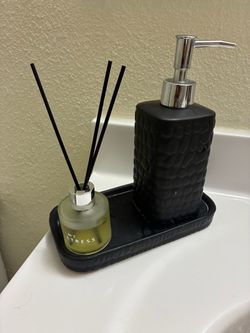 Black Bathroom Set with Soap Dispenser and Reed Diffuser
