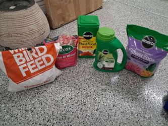 Scotts and Miracle Gro plant food & Bird food bundle