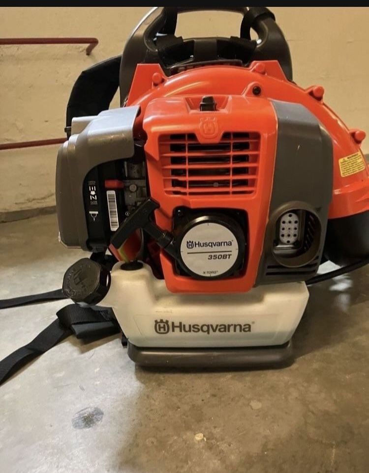 **LIKE NEW** HUSQVARNA 350BT Gas Backpack Leaf Blower