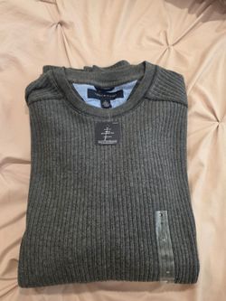 TOMMY  HILFIGER SWEATER  SIZE  M  BRAND  NEW