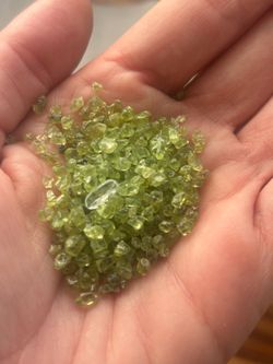 Peridot chips