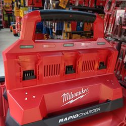 MILWAUKEE PACKOUT Six Bay Rapid Charger 