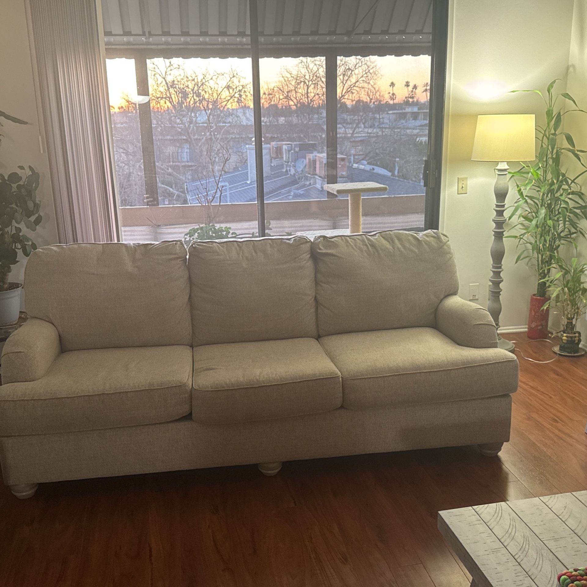 Free couch - In good condition for Sale in Los Angeles, CA - OfferUp