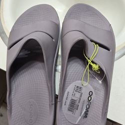 New Oofoam technology slide sandles for Man size 13. OOFOS.. Extra comfort cushion,  color: Gray. 

Pickup East side El Paso by Lee Trevino and Pelica