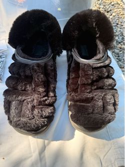 Black fur crocs men’s 13