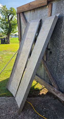 Aluminum trailer ramps