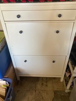 Shoe cabinet