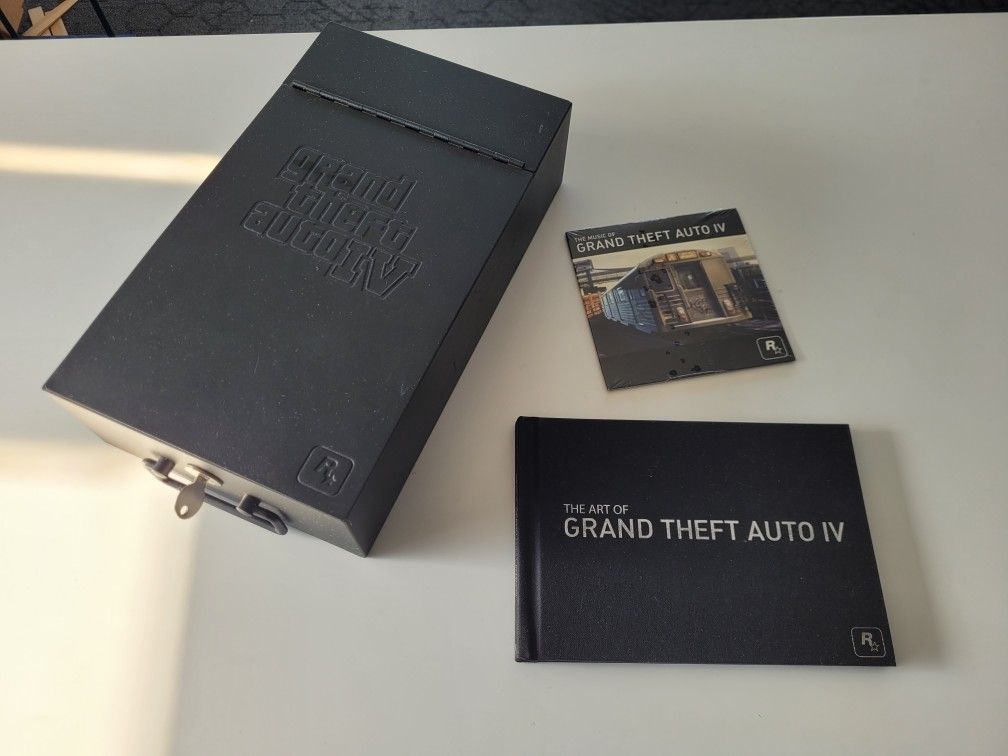 Limited edition GTA4 lockbox With Book And CD.