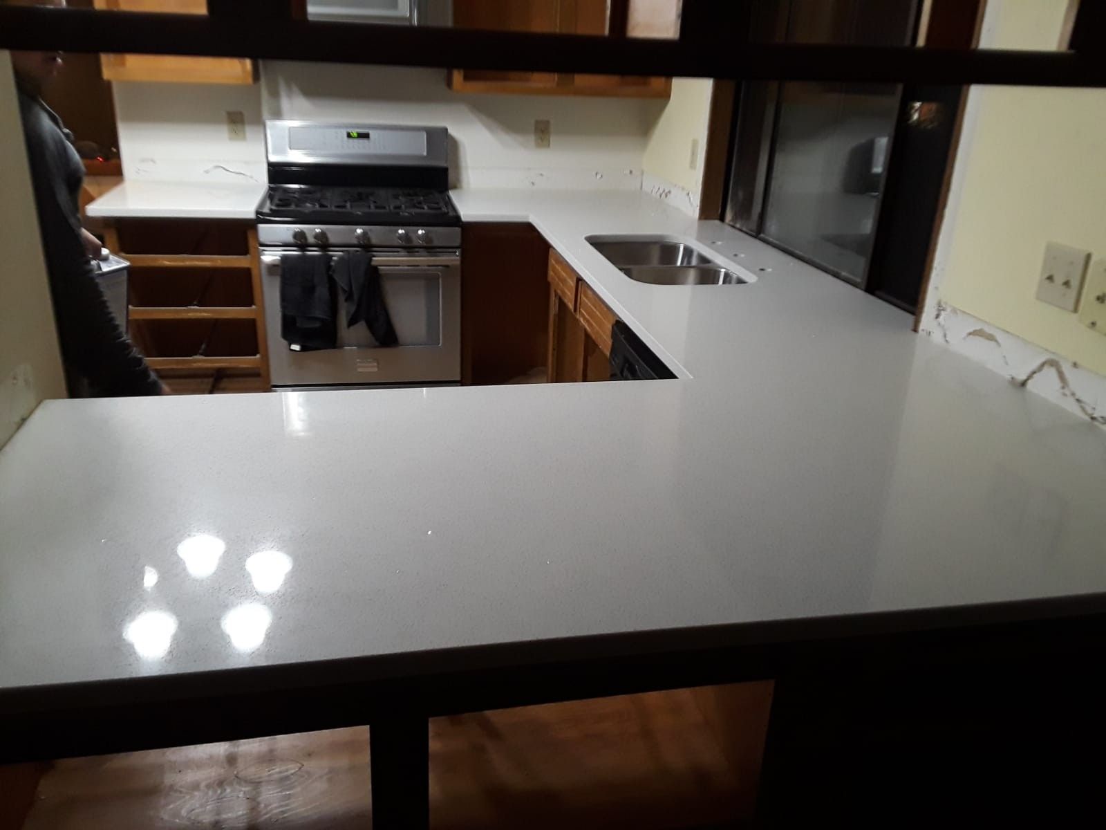 Quartz and granite countertops fabrication