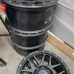 🔥 XD Series Black Off-Road Wheels – Set of 4
Heavy-duty truck rims.