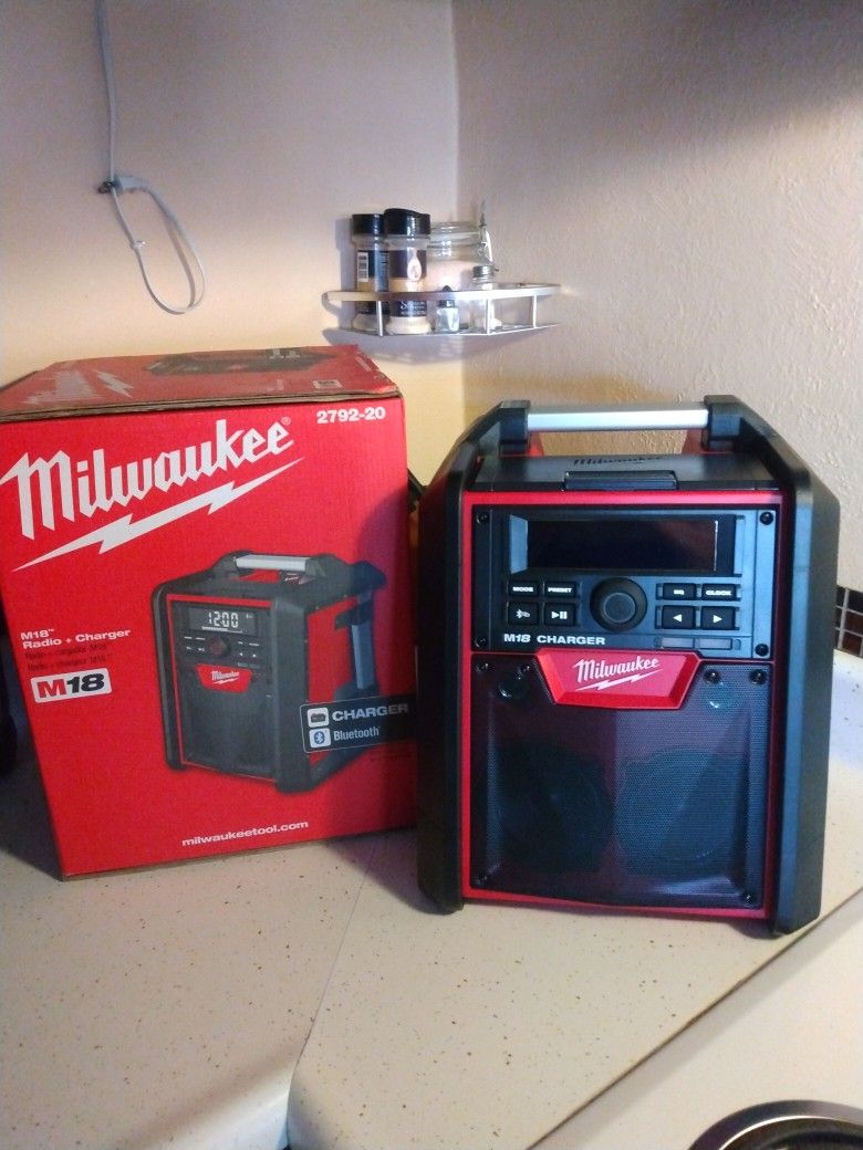 NEW Milwaukee Bluetooth Charger Radio Firm Milwaukee Radio Bluetooth Cargador Completamente Nuevo Y Auténtico Precio Firmes