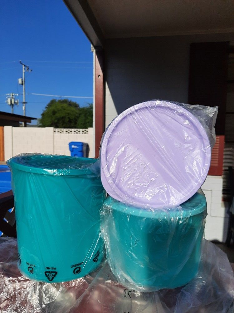 New Tupperware 3 Piece Canisters for $35.00 cash and Pick-up Only Bilingual Hablo Español No Entregas A Domicilio