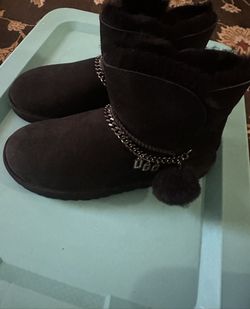 UGG Women Boots .New. Not Free Message For Price