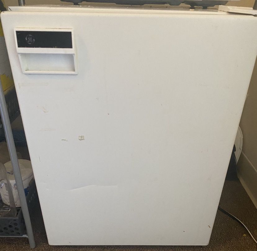 GE MINI DORM GARAGE FRIDGE