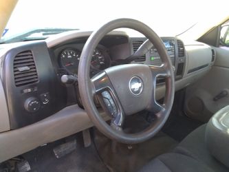 07 Silverado automatic 8 cilindros.titulo limpio ala mano.aire frio .131mil millas Buena pintura.buen manejo. 2 puertas.