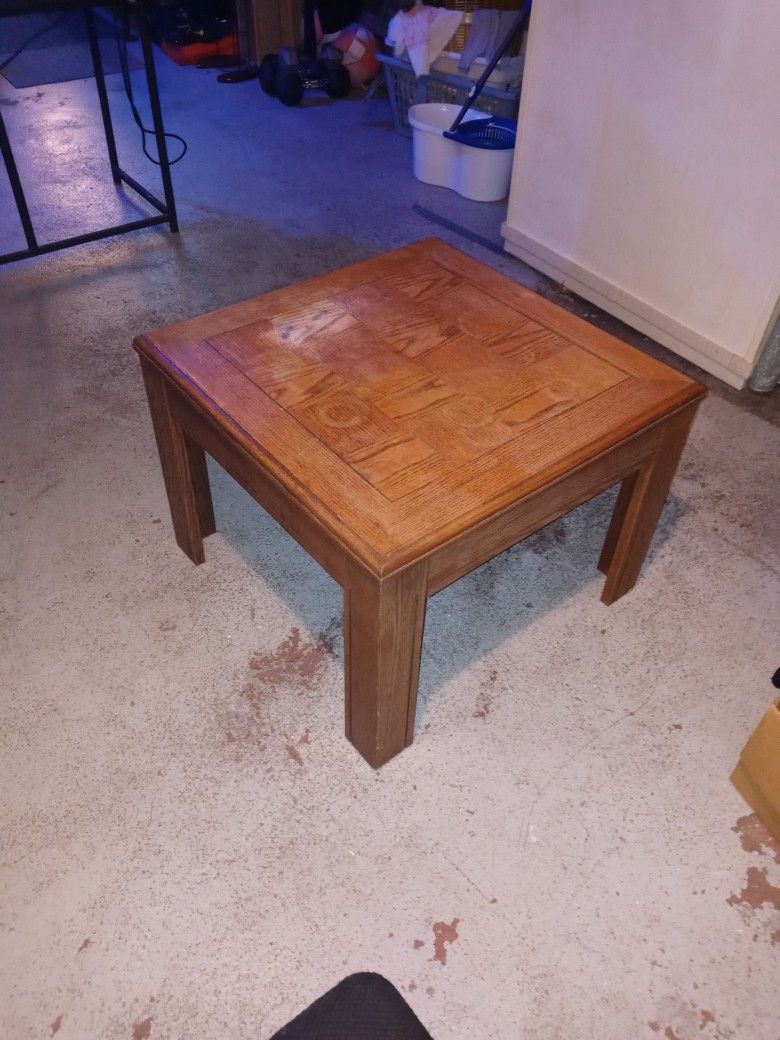 Wooden End Table Or Coffee Table 26× 26. Good Condition Only 20$
