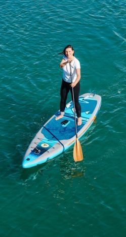 Paddle board comes with air pump, fin, paddle, and life jacket